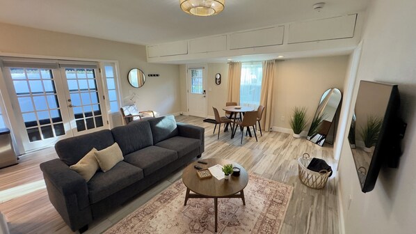 Living area - Relax at this peaceful St. Pete retreat near beaches, downtown, and dinning. (St. Petersburg)