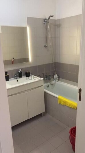 Shower - 2 Bedrooms Furnished with Elevator in Aristides Mendes Square (Caparica)