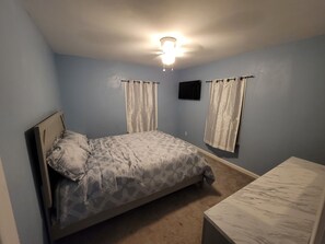 Room - 3-bedroom house in lovely Kansas City with AC for comfort (Kansas City)