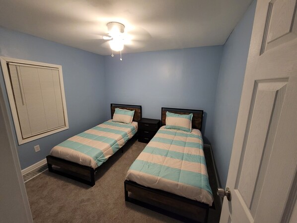 Room - 3-bedroom house in lovely Kansas City with AC for comfort (Kansas City)