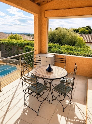 Outdoor dining - 🌿 Villa L'Olivier Private pool, garden, 8 people, air conditioning and beaches 4 km away 🌊 (Portiragnes)