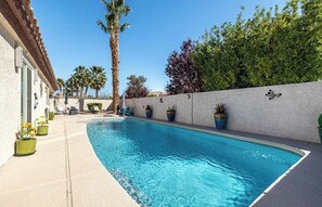 A heated pool - Casa Turquesa Perfect 3-Bedroom House with Heated Pool & Spa Near Golf Course (Las Vegas)
