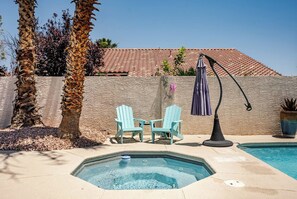 A heated pool - Casa Turquesa Perfect 3-Bedroom House with Heated Pool & Spa Near Golf Course (Las Vegas)