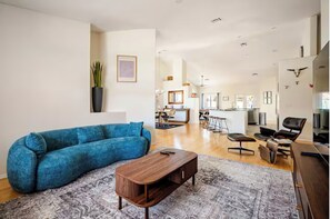 Smart TV - Casa Turquesa Perfect 3-Bedroom House with Heated Pool & Spa Near Golf Course (Las Vegas)