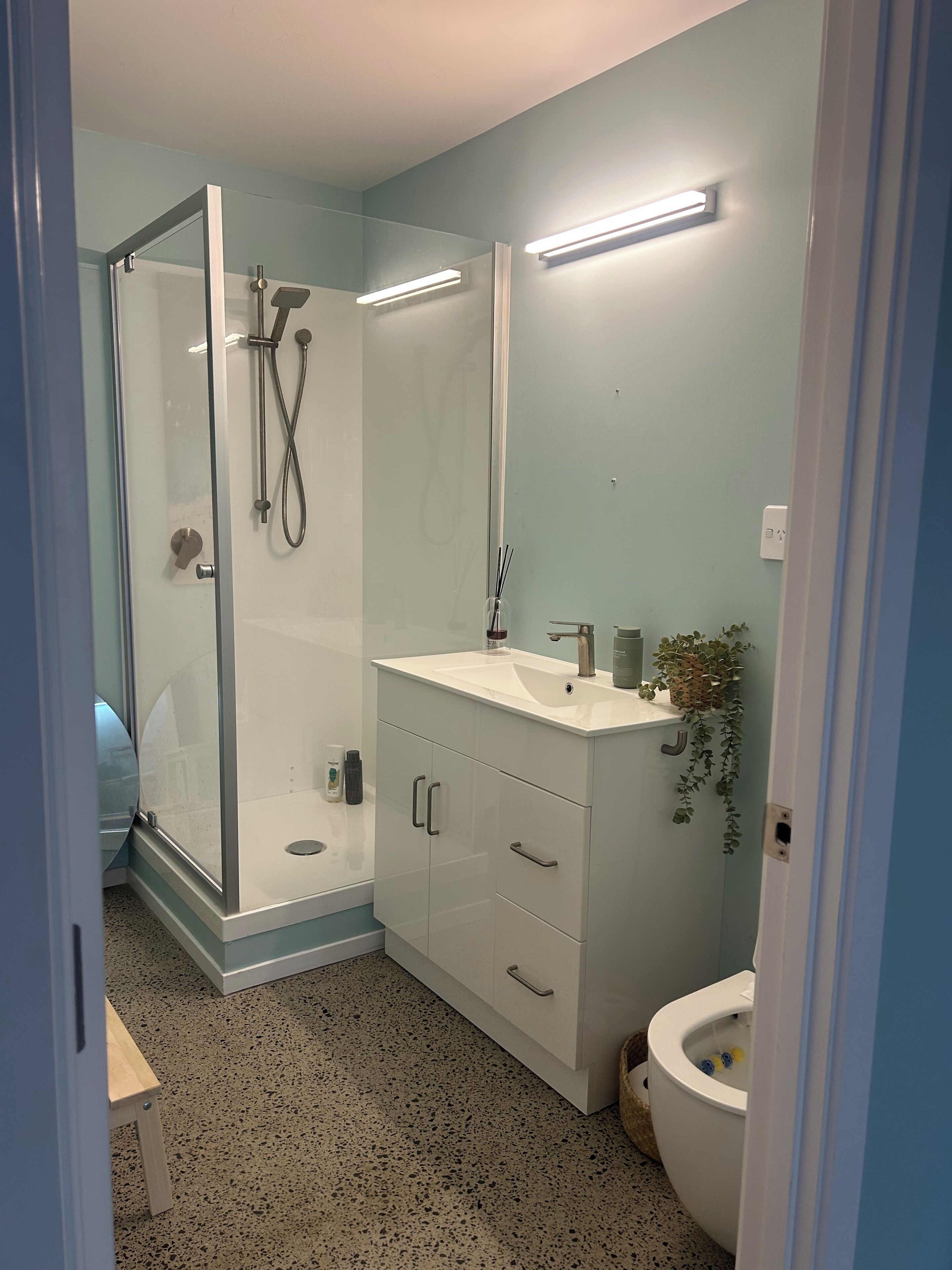 Dusche, Haartrockner, Seife, Toilettenpapier