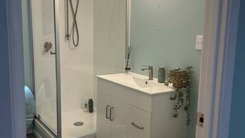Dusche, Haartrockner, Seife, Toilettenpapier