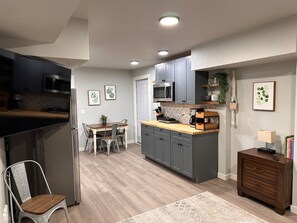 Refrigerador, microondas, cafetera y tetera y tostadora 