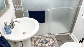 Douche, séchoir à cheveux, serviettes fournies, savon