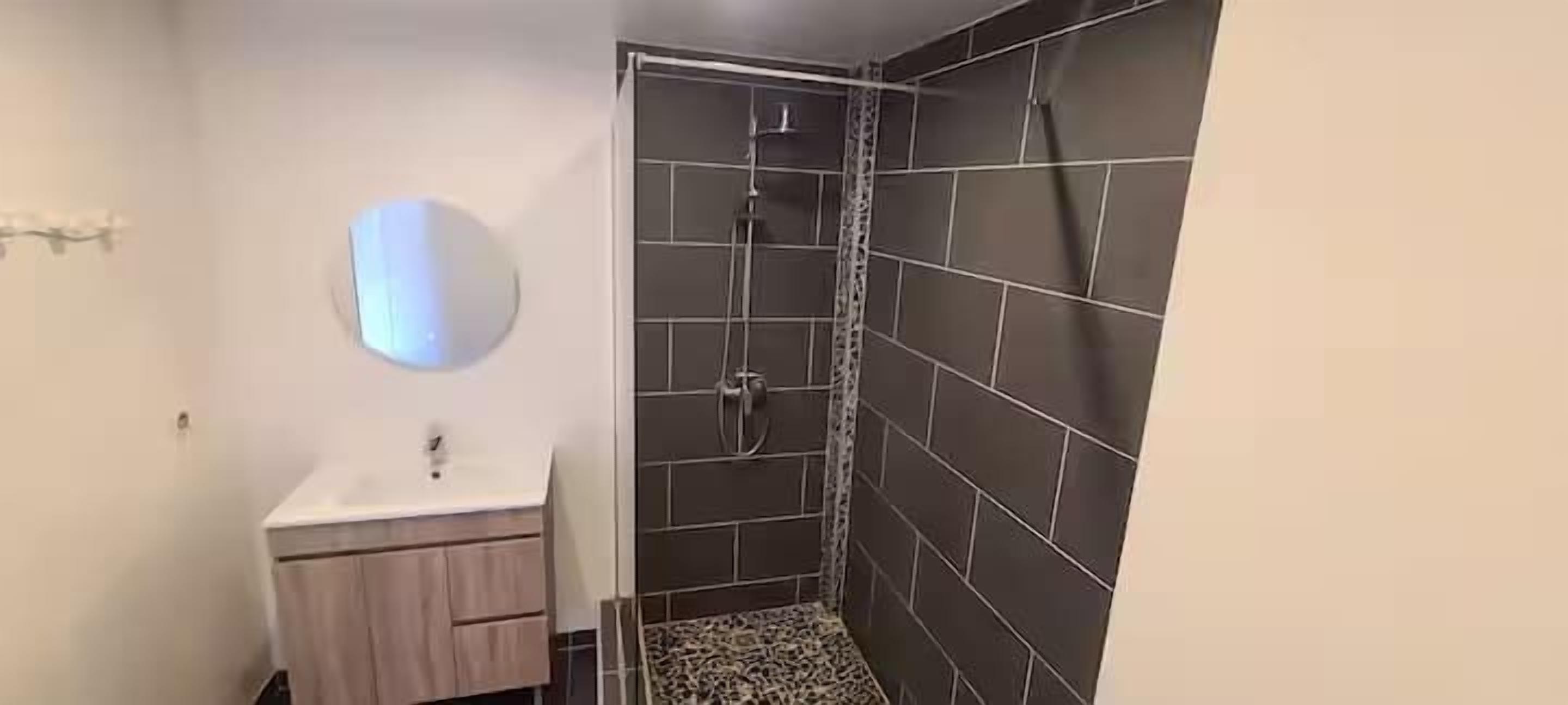 Douche, serviettes fournies