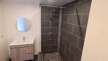 Douche, serviettes fournies