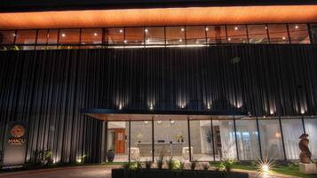 Un hotel moderno con una entrada amplia, una recepción y un letrero que dice 'MANDU HOTEL'.