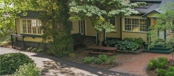 Bright 5-bedroom house with pool near Rochester