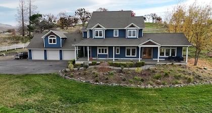 The R&R is a large 5-bedroom house in beautiful Ashland…amazing sunset views,