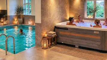 Un área de spa con piscina y jacuzzi.