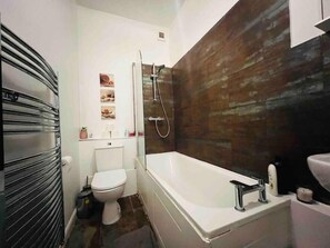 Chambre Triple Confort, vue ville | Salle de bain