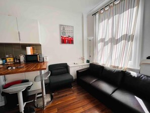 Chambre Triple Confort, vue ville | Coin séjour