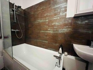 Quarto triplo conforto, vista para a cidade | Banheiro