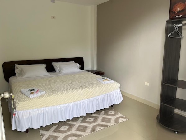 Room - Lodging with spectacular view, close to tourist attractions, 5 min. from the ter. (Baños de Agua Santa)