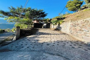 Property grounds - Lodging with spectacular view, close to tourist attractions, 5 min. from the ter. (Baños de Agua Santa)