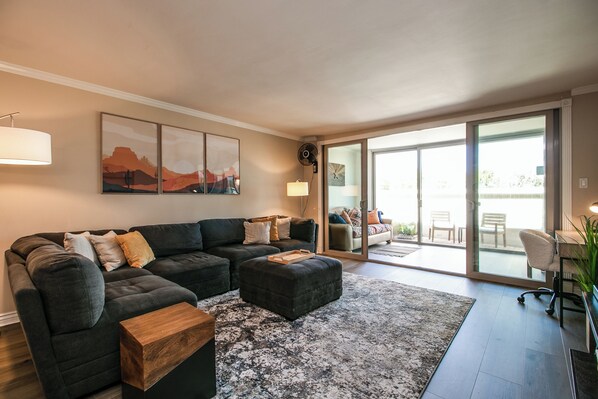 Living area - Cozy 2-bedroom condo in fabulous Scottsdale (Scottsdale)