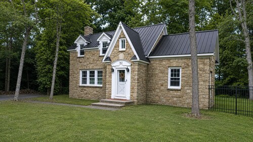 The Fairy Tale House - Minutes to PSU & Downtown - HOT TUB & FENCED IN YARD!!