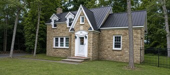 The Fairy Tale House - Minutes to PSU & Downtown - HOT TUB & FENCED IN YARD!!