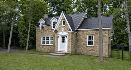 The Fairy Tale House - Minutes to PSU & Downtown - HOT TUB & FENCED IN YARD!!