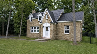 The Fairy Tale House - Minutes to PSU & Downtown - HOT TUB & FENCED IN YARD!!