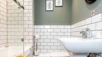 Classic Apartment | Bilik Mandi | Gabungan pancuran/tab mandi, kelengkapan dandanan diri percuma