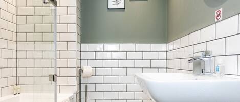 Departamento clásico | Baño | Tina con regadera, amenidades de baño gratuitas, secadora de cabello