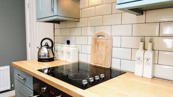 Standard Apartment | Private kitchen | Full-sized fridge, microwave, oven, stovetop