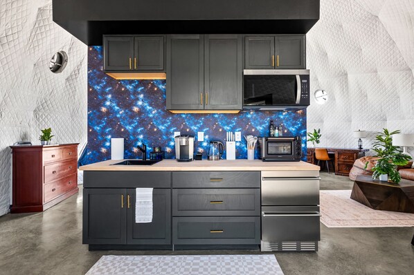 Private kitchen - The Stargazer Glamping Dome with private hot tub (San Marcos)