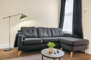Living area - NEW! 3BR House, free on-street parking, near Nottingham City Centre (Nottingham)