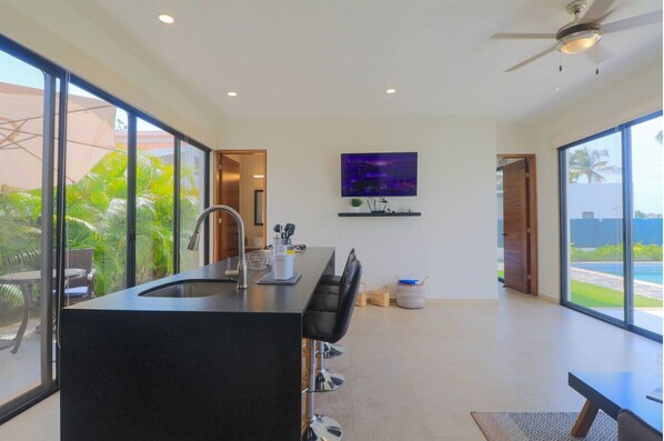 Private kitchen - Ground Level 2BD Villa w/Pool, garden + fast Wi-Fi (Flamingos)