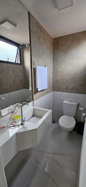 Bathroom - Cozy apartment 201 near Pátio Savassi Shopping Mall (Belo Horizonte)