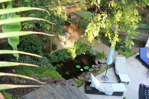 Luxury Retreat 20 Minutes from downtown- heated pool