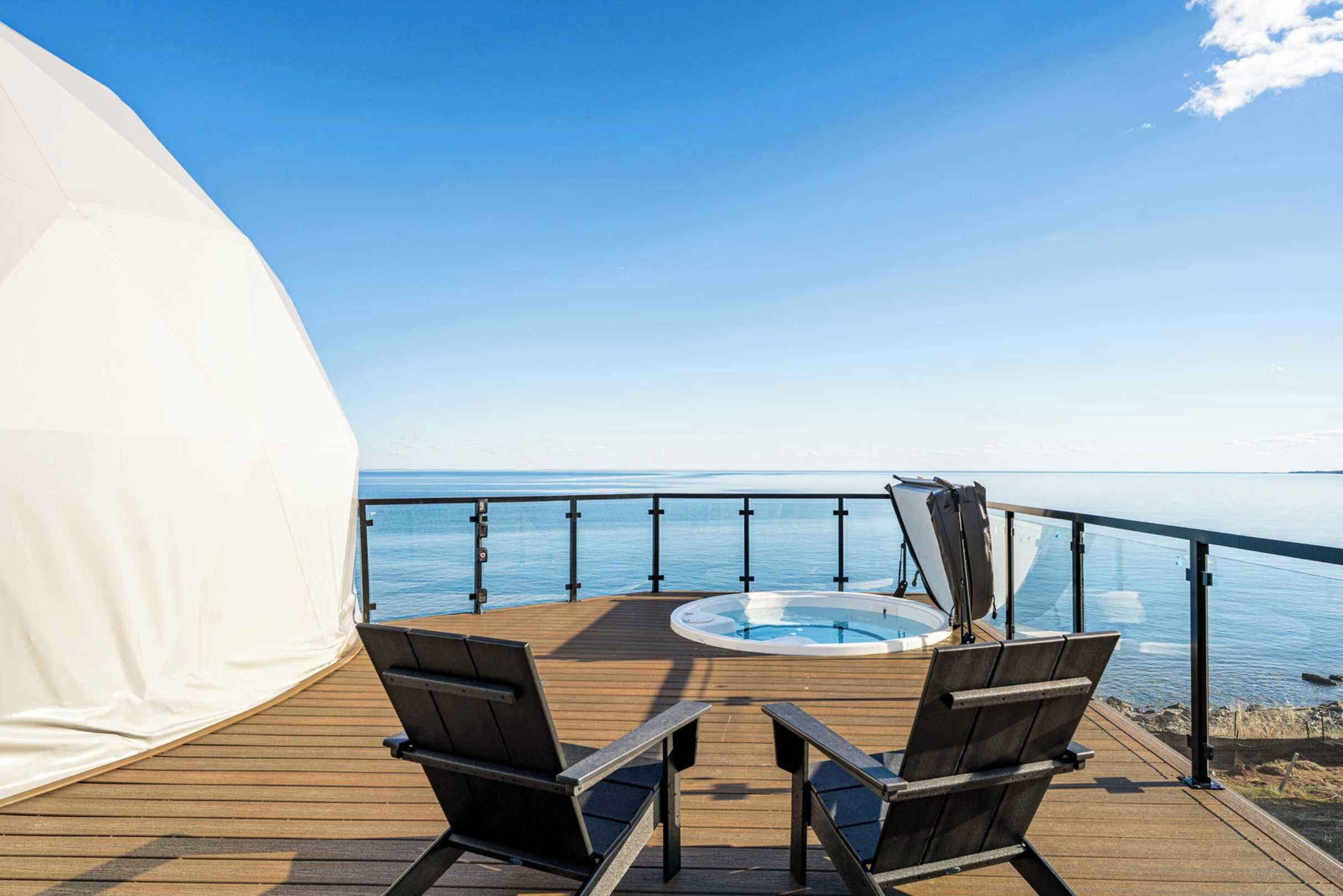 Outdoor spa tub