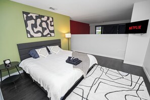 Room - Chic Westown 1BR Duplex with Patio near RiverWalk (Milwaukee)