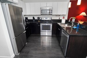 Private kitchen - Chic Westown 1BR Duplex with Patio near RiverWalk (Milwaukee)