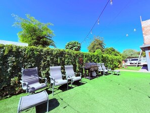 Une terrasse avec des meubles dâextĂ©rieur et un barbecue.