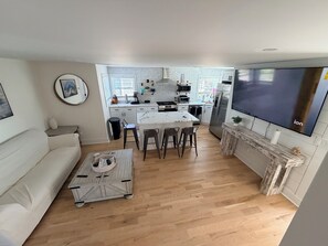 Living area - Stylish Beach 3 Bedroom House Retreat in Milford (Milford)