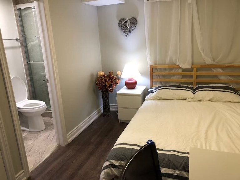 A Spacious And Private Bedroom With Your Own Ensuite Bathroom In Richmond Hill - Ontario