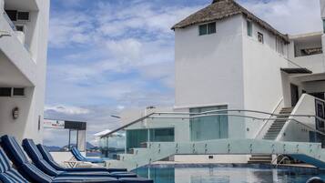 3 piscines extérieures