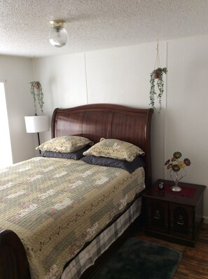 Iron/ironing board, WiFi, bed sheets - Private, secure property centrally located to fun events or work staff housing. (Aztec)