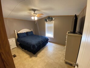 Room - Welcoming 2-Bedroom 2-Bathroom Mobile Home
RV space available (Monroeville)