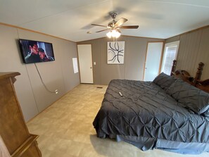 Room - Welcoming 2-Bedroom 2-Bathroom Mobile Home
RV space available (Monroeville)