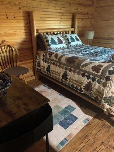 Cozy 2 bedroom cabin! Country charm with comfort and scenery!