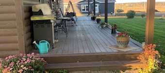 Cozy 2 bedroom cabin! Country charm with comfort and scenery!