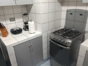 A kitchen with a stove, a blender, and a coffee maker. - Apartment in Lima with transfer included (Santiago de Surco)
