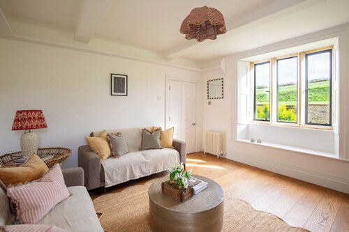Idyllic Cotswold Farmhouse - Rural Views & Parking